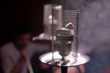 Nargile içiyorum. Gece kulübü nargile salonu. Lüks bir gece kulübü. Nargile gece hayatını tüttürür. Nargile salonu atmosferi