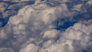 Kara bulutlu, fırtınalı bir gökyüzü. Dramatik bulut manzarası. Fırtına bulutlarının arka planı. Karamsar gökyüzü ve ağır bulutlar. Fırtına bulutu. Fırtınadan önce gökyüzü. Yağmurdan sonra gökyüzü. Dağınık bulutlar. Fırtınalı gökyüzü