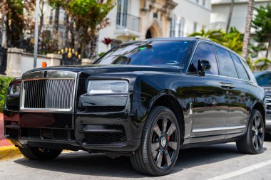 3 Nisan 2025. Miami mi? Rolls Royce lüks araba. Sokaktaki hayalet Rolls Royce. Özel lüks otomobil. Rolls Royce V12 motoru. Klasik Rolls Royce araba tasarımı.
