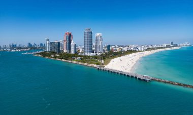Miami Sahili ufuk çizgisi hava manzarası. Miami 'den İHA' ya. Tropik Miami manzarası. Miami bölgesi gökyüzü manzarası. Meşhur okyanus kıyısında. Panoramik kıyı şeridi. Güney sahili manzarası. Florida 'da yaz tatili