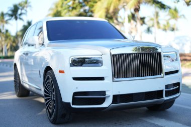 3 Nisan 2025. Miami mi? Sokaktaki Rolls Royce lüks arabası. Özel lüks otomobil. Rolls Royce V12 motoru. Süper araba sürüşü. Klasik Rolls Royce araba tasarımı. Zarif Rolls Royce Hayalet
