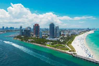 Miami Plajı 'nın gökyüzü manzarası. Miami Sahili 'nin insansız hava aracı görüntüsü. Güney Miami Sahili ve okyanus manzarası. Gökdelenleri ve kıyı şeridi olan Miami Plajı gökdelenleri