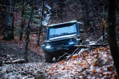 04 numara. - 30. 2025, Karpatlar. Off-road SUV çamurda sürüyor. Toprakta off road. Dağlar ve off-road için patikalar. Aşırı off-road sürüşü. 4x4 araçlı motorlu keşif gezisi. Offroad gezisi