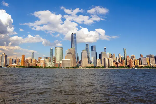 Gökdelenleri olan New York gökdelenleri. Manhattan ve Brooklyn Panoraması. Hudson Nehri manzaralı New York City silueti. New York şehir merkezi. Rıhtımdan New York 'a. New York 'un finansal bölge silueti