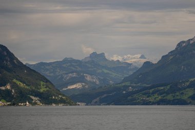 Alp köyünün manzaralı yaz manzarası. İsviçre. Stansstad 'da göllü Alp manzarası. Lucerne Gölü. Daha iyi görebilmek için. İsviçre, yeşil Alpler ve Lucerne Gölü üzerine panoramik manzara