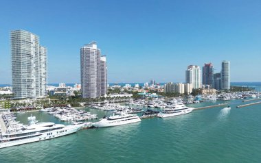 Miami Sahili şehir manzarası. Miami yaz havası manzarası. Miami sahil şeridi. Güney Sahili Miami hava manzarası. Florida 'daki mavi okyanus silueti. Miamis şehir manzarası. Okyanus kıyısında. Yaz gökdeleni silüeti