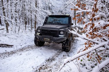 01.02.2021, Karpatlar. Off-road sezonu. 4x4 'le off-road seferi. Kış doğasında aşırı bir off-road gezisi. Off-road arabalı dağ yolu. Arabayla macera gezisi