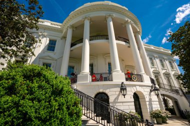 Washington 'daki Beyaz Saray. Mavi gökyüzünün altındaki Beyaz Saray. Amerikan başkanlarının evi. İkonik Beyaz Saray binası. Federal hükümet. Beyaz Saray ve Amerikan bayrağı