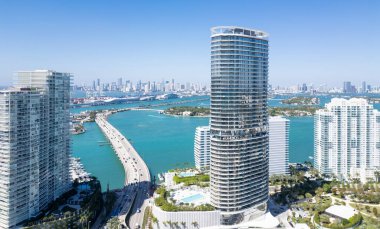 Miami Sahili ufuk çizgisi hava manzarası. Miami 'den İHA' ya. Tropik Miami manzarası. Miami bölgesi gökyüzü manzarası. Meşhur okyanus kıyısında. Panoramik kıyı şeridi. Güney sahili manzarası. Florida 'da yaz tatili