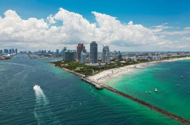 Güney Miami Sahili 'nin en iyi manzarası. Miami 'nin ünlü sahil şeridinin insansız hava aracı görüntüsü. Gökdelenleri olan Miami Beach gökdelenleri. Yazın Miami Sahili 'nin havadan görünüşü. Gökdelenli Miami Sahili