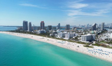 Ufuk çizgisi olan Miami Plajı hava manzarası. Miami yukarıdan. Miamis 'in ünlü simgeleri. Gökdelenleri olan South Pointe plajı. Miami şehri panoraması. Miami silueti ve okyanus