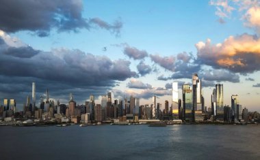 Gökdelenlerin hava manzaralı New York silueti. Manhattan ve Brooklyn. Hudson Nehri manzaralı New York City silueti. New York şehir merkezi. Rıhtımdan New York 'a. New York Panoraması Tepeden