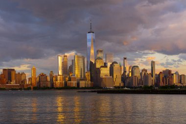 New York, New York şehrinin gökyüzü bulutlarıyla dolu silueti. New York Gökdelenleri. New York City silueti, ABD 'de Manhattan şehri manzarası. Manhattan 'da panoramik manzara. New York silueti. New York, New York
