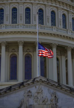Meclis Binası. Capitol simgesi. Amerikan demokratik sisteminin Meclis Anıtı. Gökyüzü arka planındaki Capitol Kubbesi. Washington, D.C. Amerikan Başkenti
