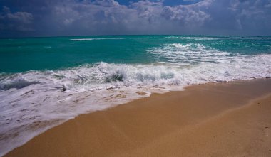 Turkuaz deniz kıyısı gölü. Güneşli sahil kıyısı. Huzurlu deniz sahili kaçışı. Dalgalı hareket. Manzaralı deniz manzarası