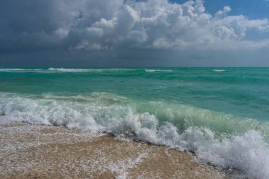 Deniz dalgaları, yaz arkaplanı. Fırtınalı deniz dalgaları. Yaz denizi dalgası. Köpüklü deniz dalgaları. Yaz okyanus esintisi. Rüya gibi yaz sahili geçmişi. Okyanus dalgaları