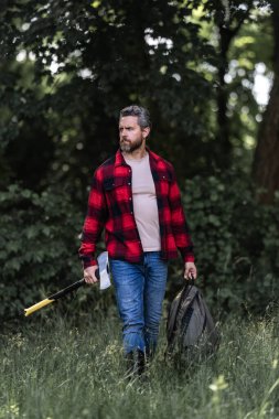 Ormandaki oduncu. Baltalı adam. Ciddi bir oduncu. Elinde balta olan sakallı adam. Sakallı oduncu. Oduncu işçi.