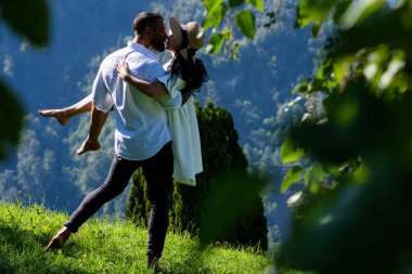 Seksi çift tutkuyla doğayı kucakladı. Şehvetli bir çift yazın şefkatle sarılır. Erkek ve kadın dağlarda tatilleri boyunca neşe içinde eğlendiler.