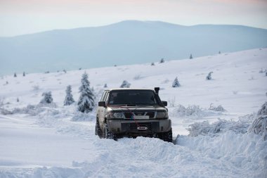 01.02.2021, Karpatlar. Karlı dağlarda arazi aracı. 4x4 ile kışın off-road seferi. Kış doğasında zorlu bir off-road gezisi. Off-road arabalı dağ yolu. Karlı yolda macera gezisi