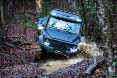 04 numara. - 30. 2025, Karpatlar. Off-road SUV sürücüsü çamurda sürükleniyor. Toprakta off road. Dağlar ve off-road için patikalar. Aşırı off-road sürüşü. 4x4 araçlı motorlu keşif gezisi. Offroad gezisi