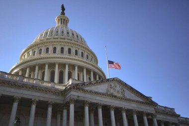 Washington, DC ABD 'nin başkentidir. Washington DC 'deki eyalet başkenti binaları. Washington 'daki Kongre. Amerikan bayrağı dalgalanıyor. Washington, DC 'deki Capitol Hill.