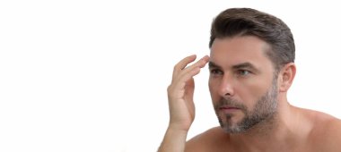 Erkekler için kozmetik kremi. Spa erkek modeli, cilt bakımı için cilt bakımı. Yaşlanma karşıtı cilt için sabah maskesi. Cilt bakımı. Erkek yüz kremi. Mükemmel yumuşak ciltli bir adam. Güzellik kozmetik afişi