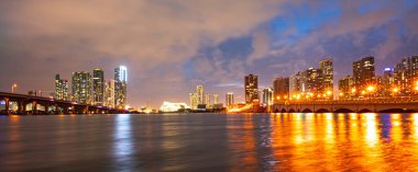 Alacakaranlıkta Miami Plajı. Miami 'de lüks bir yaşam tarzı. Gece Miami Körfezi manzarası. Miami 'ye yakın okyanus