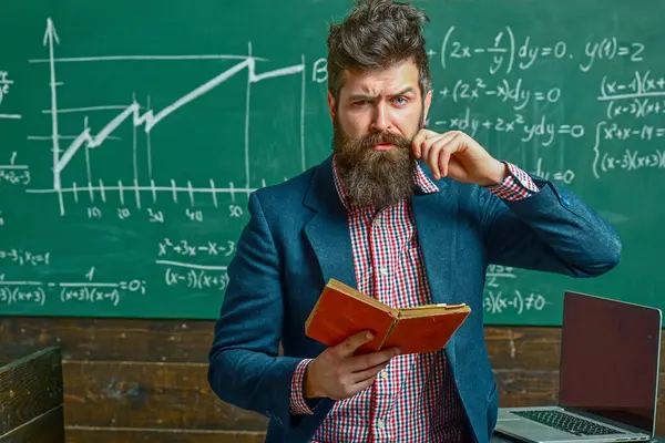 Öğretmen matematiği açıklıyor. Profesör, matematik dersinde. Formüle yakın bir yerde. Komik öğretmen. Profesör ders veriyor. Öğretmen matematiği açıklıyor. Öğretmenler günü. Bilgi ve eğitim