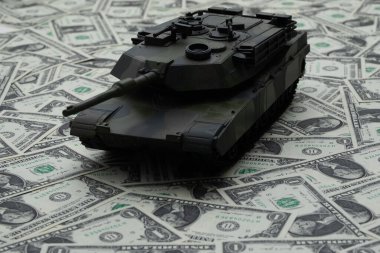 Savaş ve para kavramı. Ukrayna 'daki finansal destek savaşı. Tank askeri alanda. Savunma stratejisi. Saldırıyı finanse eden para. Savaşın finansmanı. Para bir savaş silahı haline gelir. Bir güç sembolü olarak dolar.