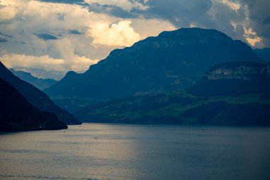İsviçre 'deki dağlarda. Yaz boyunca İsviçre Alp dağlarında yürüyüş, İsviçre 'de yürüyüş parkuru. İsviçre Alplerinde bir göl. İsviçre 'nin doğası ve dağları panoramik