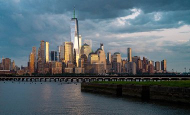 New York 'ta. Yükselen gökdelenleri olan New York gökdelenleri. Manhattan ve Hudson Nehri. New York 'un panoramik şehri. Şehir merkezindeki New York 'ta. New York silueti. New York Binası