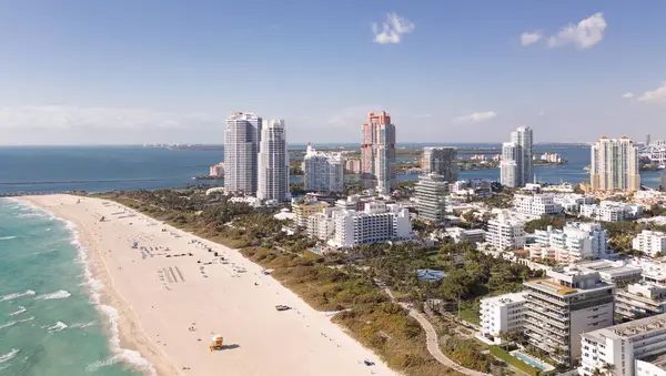 Ufuk çizgisi olan Miami Plajı hava manzarası. Miami yukarıdan. Miamis 'in ünlü simgeleri. Gökdelenleri olan South Pointe plajı. Miami şehri panoraması. Mavi gökyüzü ile Miami Sahili 'nin ufuk çizgisi