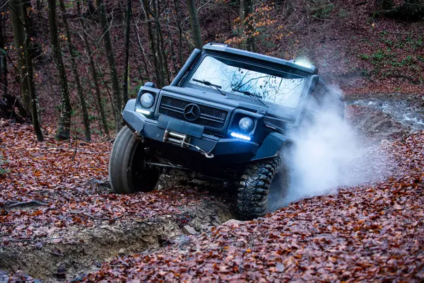 04 numara. - 30. 2025, Karpatlar. Off-road SUV sürücüsü çamurda sürükleniyor. Toprakta off road. Dağlar ve off-road için patikalar. Aşırı off-road sürüşü. 4x4 araçlı bir cip. Offroad gezisi