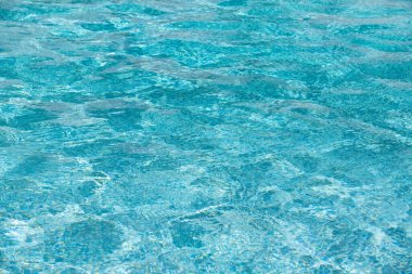 Su altyapısı. Mavi su, dalgalar ve röfleler. Su yüzeyinin dokusu ve fayanslı alt