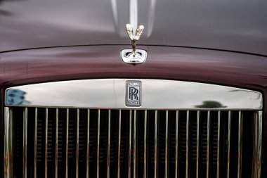 3 Nisan 2025. Miami mi? Rolls Royce lüks araba. Özel lüks otomobil. Rolls Royce V12 motoru. Süper araba sürüşü. Klasik Rolls Royce araba tasarımı. Zarif Rolls Royce Hayalet