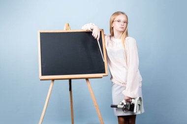 Okul ve öğrenciler sınıfta. Eğitimli çocuklar. Okul sınıfındaki çocuk öğrenci. Öğrenim ve öğrenim kavramı.