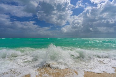 Güzel deniz deseni. Temiz su yüzeyi. Sakin okyanus hareketi. Dramatik fırtına dalgaları. Köpüklü dalga dokusu. Açık deniz sahnesi. Açık turkuaz deniz. Huzurlu tatil manzarası. Dalgalı okyanus tasarımı