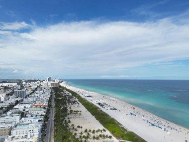 Ufuk çizgisi olan Miami Plajı hava manzarası. Miami yukarıdan. Miamis 'in ünlü simgeleri. Gökdelenleri olan South Pointe plajı. Miami şehri panoraması. Mavi gökyüzü ile Miami Sahili 'nin ufuk çizgisi