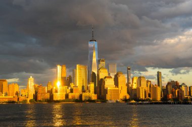 Gökdelenleri olan New York gökdelenleri. Manhattan ve Brooklyn. Hudson Nehri manzaralı New York City silueti. New York şehir merkezi. Rıhtımdan New York 'a. New York Panoraması