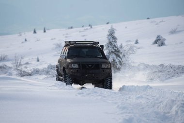 01.02.2021, Karpatlar. Karlı dağlarda arazi aracı. 4x4 ile kışın off-road seferi. Kış doğasında zorlu bir off-road gezisi. Off-road arabalı dağ yolu. Karlı yolda macera gezisi