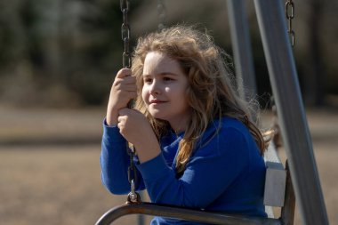 Çayırdaki kaygısız çocuk. Çocuk hayalleri. Hayalperest bir çocuğun açık hava portresi. Çocuklukta özgürlük ve masumiyet. Dışarıdaki şirin çocuk portresi. Hayalci çocuk suratı. Tasasız çocukluk. Hayalci çocuk.