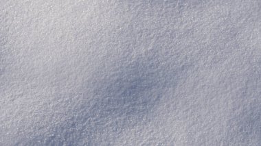 Kar arka planı kaplıyor. Kar kışın güzelliğini gösterir. Kar parlak ve beyaz görünüyor. Kar bütün gün donmuş olarak kalır. Karlı bir desen. Kar tanesi düşüyor. Soğuk ve buzlu tasarım