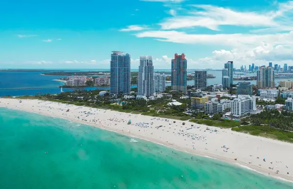 Güney Miami Sahili ve okyanus manzarası. Gökdelenleri olan Miami gökdelenleri. Yazın Miami 'nin hava manzarası. Lüks binaları olan Miami sahili. Miamis 'in ünlü sahil şeridinin insansız hava aracı görüntüsü