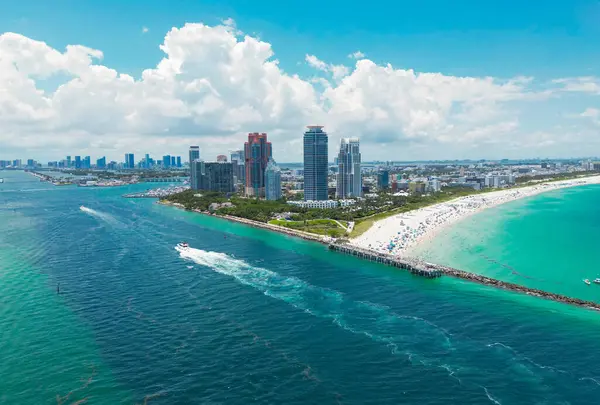 Lüks gökdelenleri ve okyanusları olan Miami şehri. Miamis 'in ünlü siluetinin panoramik drone görüntüsü. Yukarıdan Miami Sahili. Miami silueti tepeden. Miami, Florida, ABD 'nin havacılık şehri.