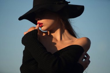 Şehvetli kadın yüzü. Güzel kız portresi. Makyajlı genç ve şehvetli bir kadının yakın çekimi. Güzel modelin şehvetli portresi. Doğal ışıkla şehvetli genç bir kadın. Güzel kadın moda çekimi.