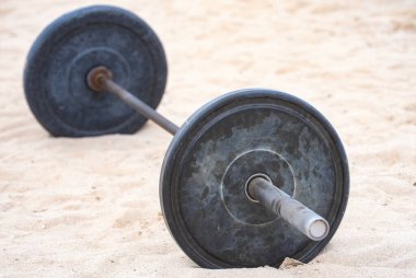 Barbell ağırlıklarıyla yaz antrenmanı. Halter doğada. Vücut geliştirme için motivasyon. Halteri kaldırıyorum. Dışarıda güç eğitimi var. Güçlü halter. Çocuk parkında ağırlık kaldırma. Çalışıyorum