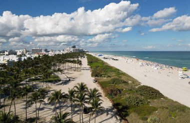 Ufuk çizgisi olan Miami Plajı hava manzarası. Miami yukarıdan. Miamis 'in ünlü simgeleri. Gökdelenleri olan South Pointe plajı. Miami şehri panoraması. Miami sahilinde yaz tatili