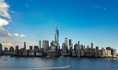 Manhattan gökyüzü, New York. Mavi gökyüzünde New York gökdelenlerinin panorama manzarası. ABD NYC 'de. Güneşli bir günde aşağı New York silueti. New York şehir manzarası. İHA bulutlarıyla New York Şehri