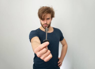 Anahtar konsept. Başarının anahtarı. Çılgın ev sahibi. Komik adam anahtarı aldı. Anahtarlı komik güvenlik kavramı. Güvenlik anahtarlarıyla poz veren kafası karışmış bir adam. Anahtar ve komik ifadesi olan adam.