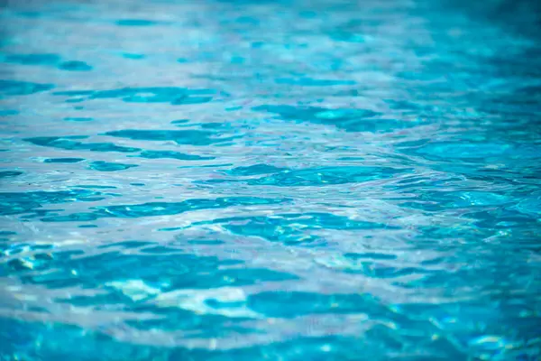 Su altyapısı. Mavi su, dalgalar ve röfleler. Su yüzeyinin dokusu ve fayanslı alt